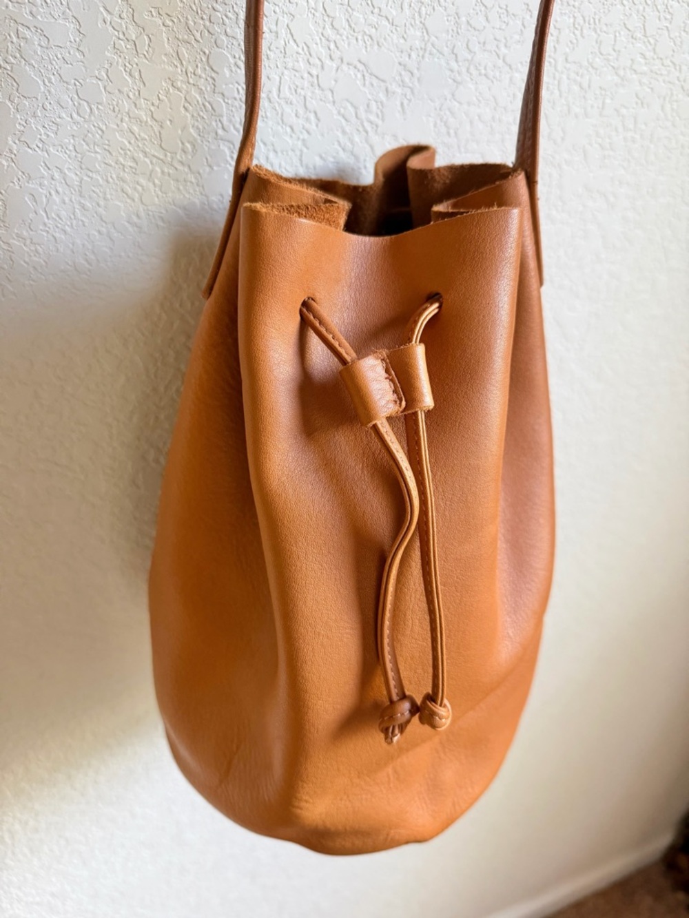 BAGGU Leather Bucket Bag in Cognac - Picture 2 of 3